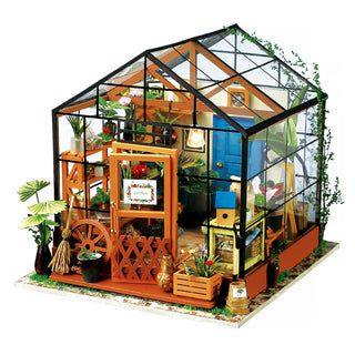 Rolife Cathy's Flower House DG104 – transparent DIY miniature drivhus med blomster, redskaber og varm LED‑pendel.
