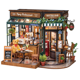Rolife Tipsy Restaurant DG167 – detaljeret DIY miniature bistro med bamse‑gæst, udendørs cafébord og varm LED‑belysning.