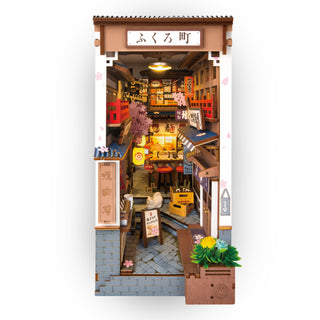 Rolife Sakura Wine Alley TGB11 – DIY book‑nook med kirsebærblomster, izakaya‑lanterner, japan­sk skilte­gade og varm LED‑lys.
