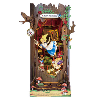Rolife Alice Adventure TGB12 – DIY ‘Fall into Wonder’ book‑nook med træstub‑ramme, faldende Alice og varm LED‑belysning.