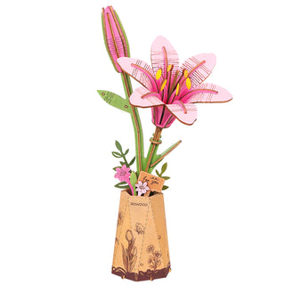 Rowood Pink Lily TW071 – saml‑selv 3D trælilje i illustreret papvase, lyserød blomst og grøn stilk.